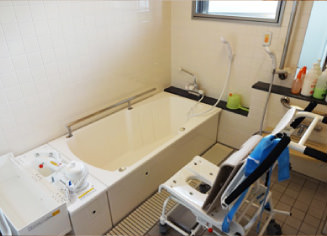 それぞれのお体の状態に合わせた入浴設備で安心介護を提供します